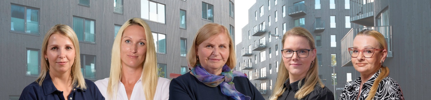 raamatupidajad-seisavad-oma-büroo-ees